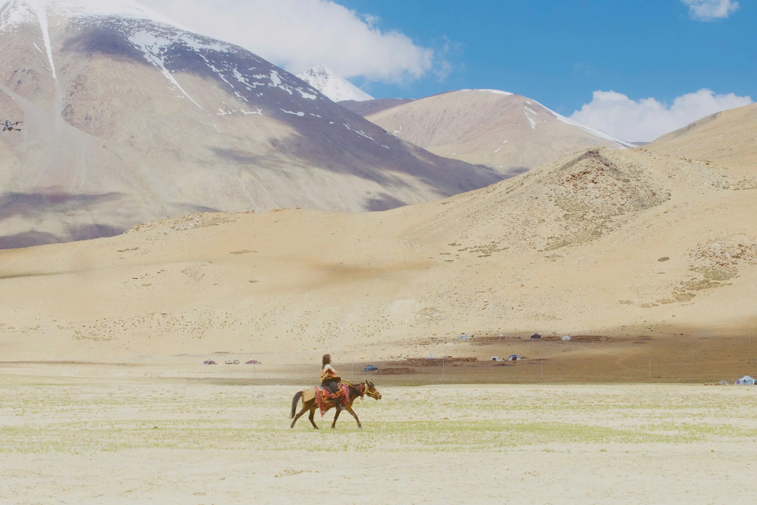 Ca Si Phuong Thanh Cuoi Ngua Doc Theo Sa Mac Tuyet Tai Ladakh
