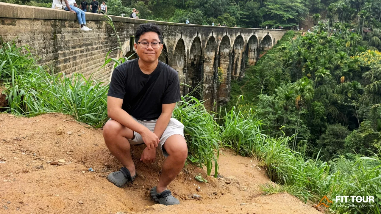 Du khách đi bộ trên cầu đường sắt Nine Arch Bridge