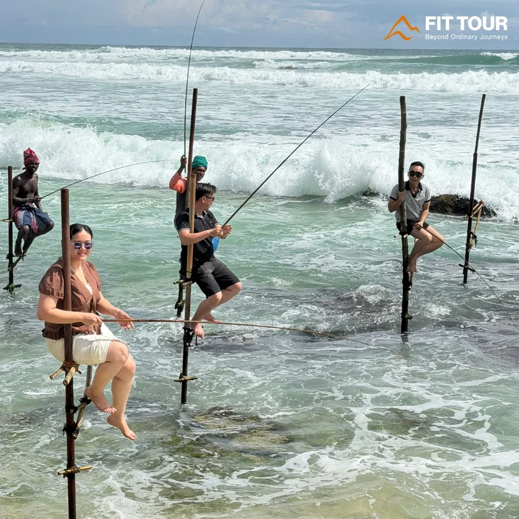 Du khách trải nghiệm câu cá cà kheo cùng ngư dân trên bờ biển Sri Lanka