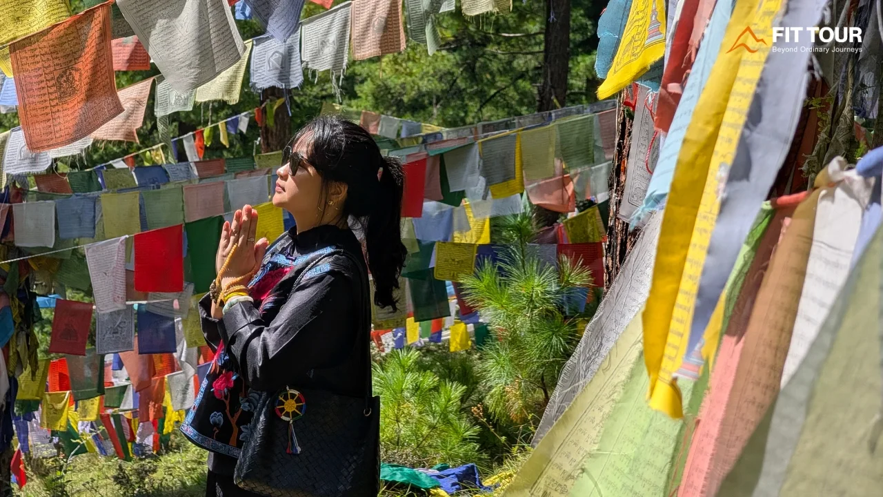 Người hành hương chiêm bái và cầu nguyện bên dòng nước Mebar Tsho Bumthang