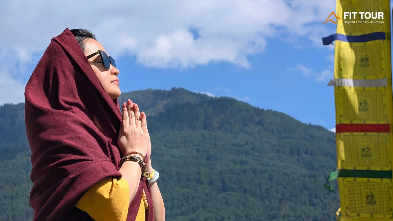 Khoảnh khắc du khách thành tâm cầu nguyện tại thánh địa Kurjey Lhakhang Bumthang Bhutan