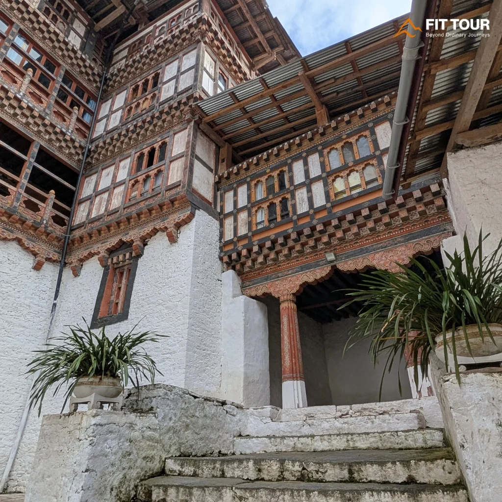 Hệ thống cầu thang đá kết nối các tầng sân trong ở nhiều cao độ dốc tại Trongsa Dzong