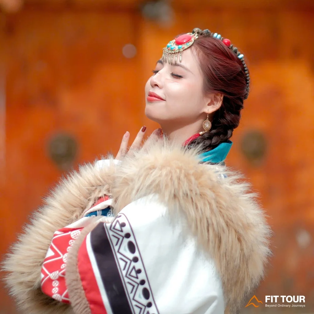 Chân dung thiếu nữ trong trang phục truyền thống quý phái của phụ nữ Tạng