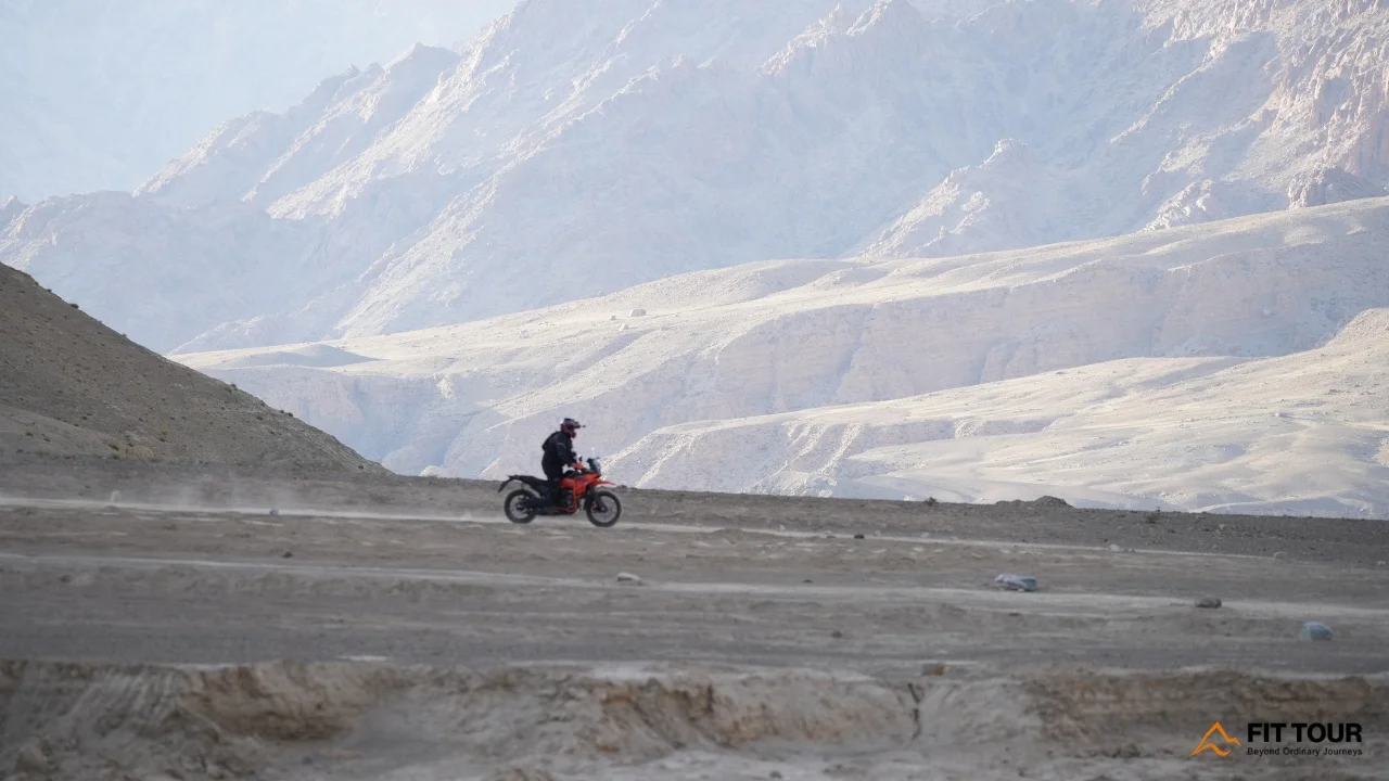Đoàn xe chạy motor giữa đại ngàn núi đá trùng điệp tại thung lũng Ladakh