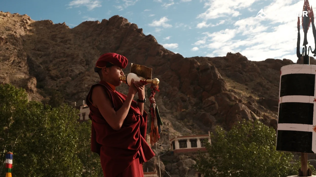 Chú tiểu thổi tù và tại Lễ hội Hemis