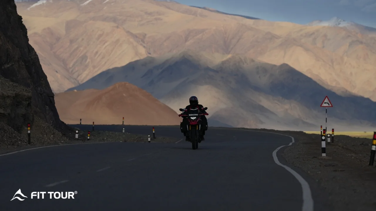 Chuyến hành trình bằng xe máy qua những cung đường đèo tuyệt đẹp ở Ladakh