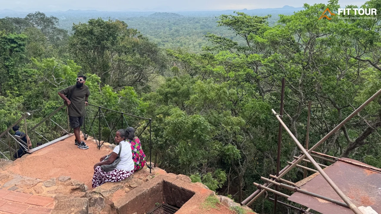 Cầu thang sắt bám vách đá Sigiriya