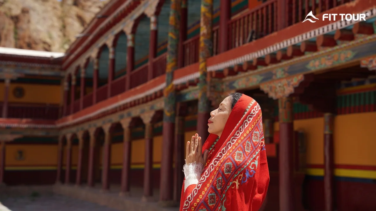 Cô gái cầu nguyện tại tu viện Hemis