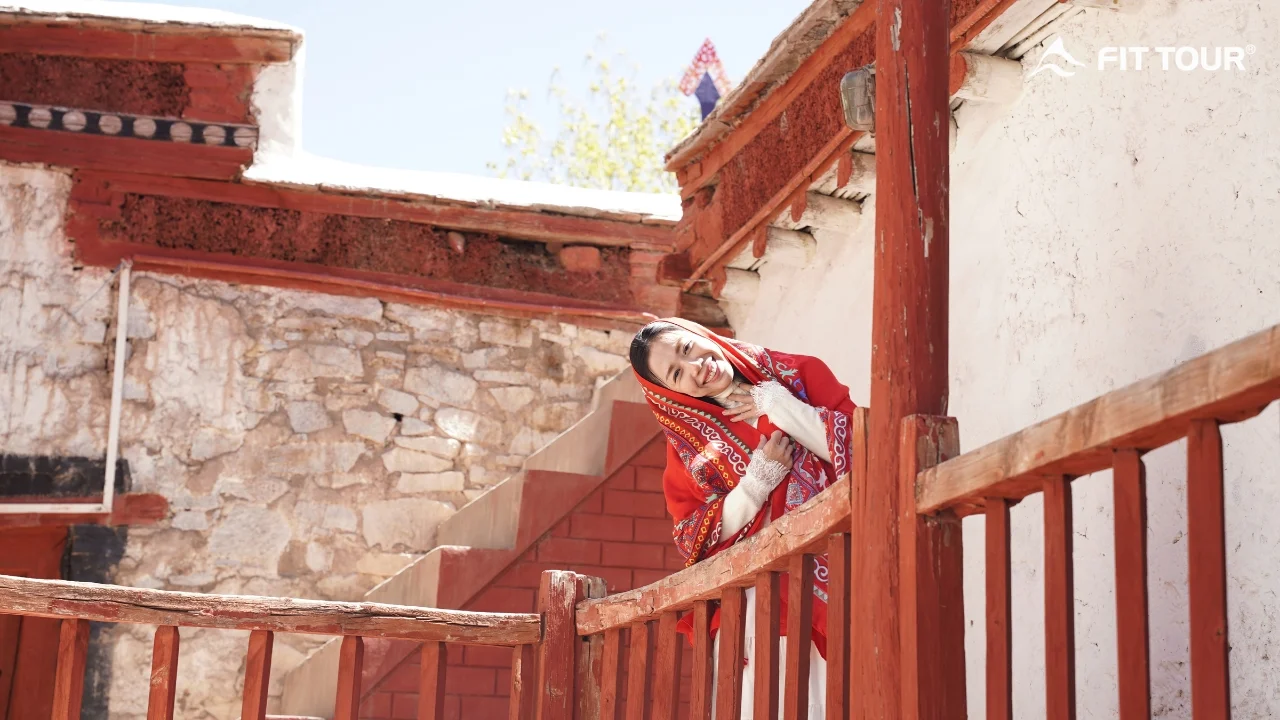 Cô gái cười bên hành lang tu viện Hemis