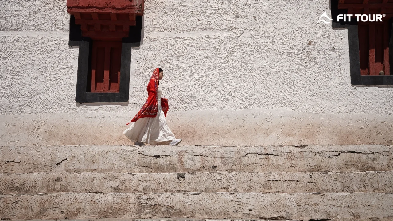 Cô gái đi bộ trong tu viện Hemis