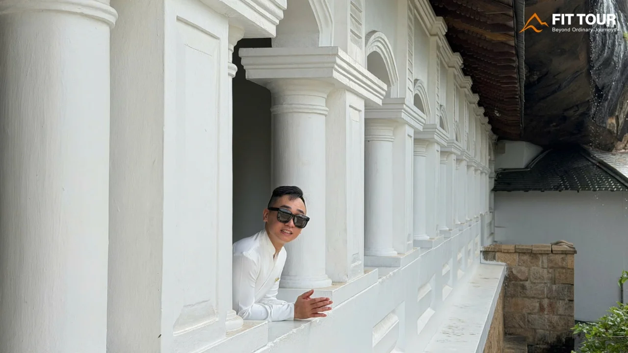 Dãy cột trắng hành lang phía trước 5 gian hang