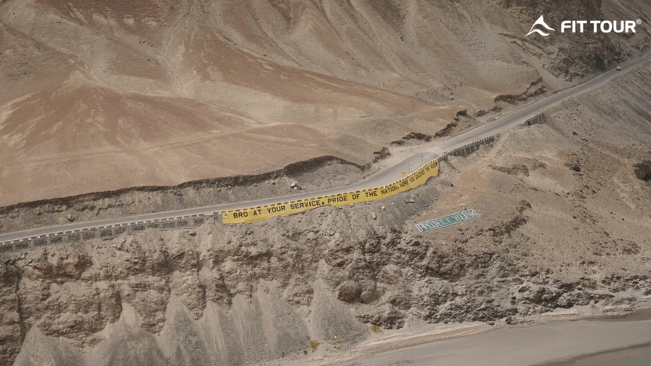 Cung đường đèo uốn lượn ven sông băng kỳ vĩ tại ngã ba sông Indus và Zanskar.