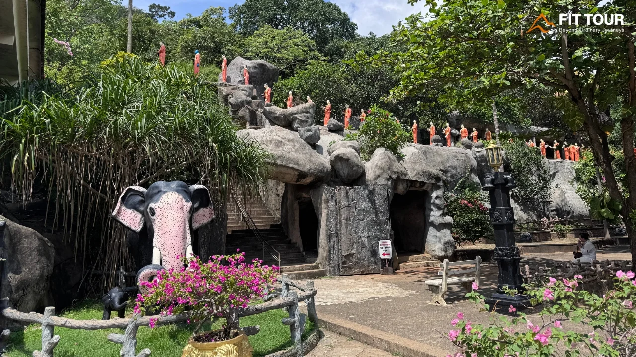 Đoàn tượng chư tăng đắp nổi dưới chân đồi Dambulla