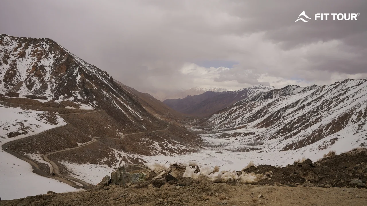 Dãy núi tuyết tại đèo Khardung La