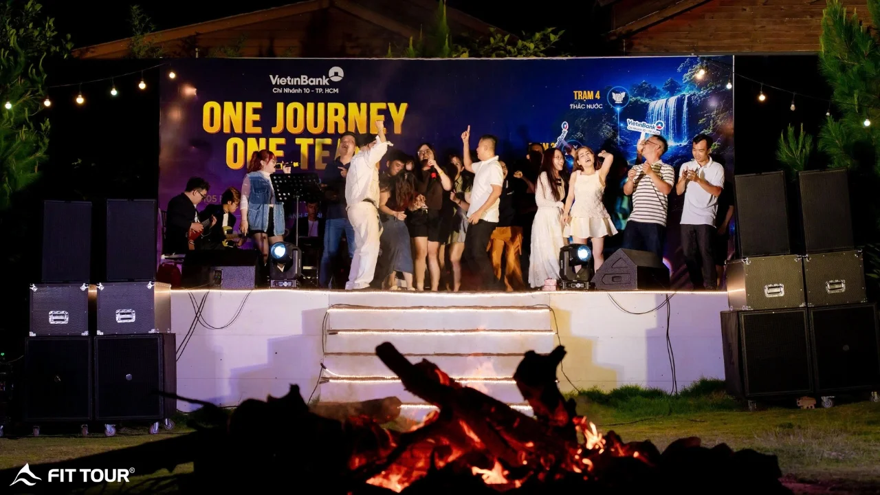 Đêm lửa trại One Journey One Team
