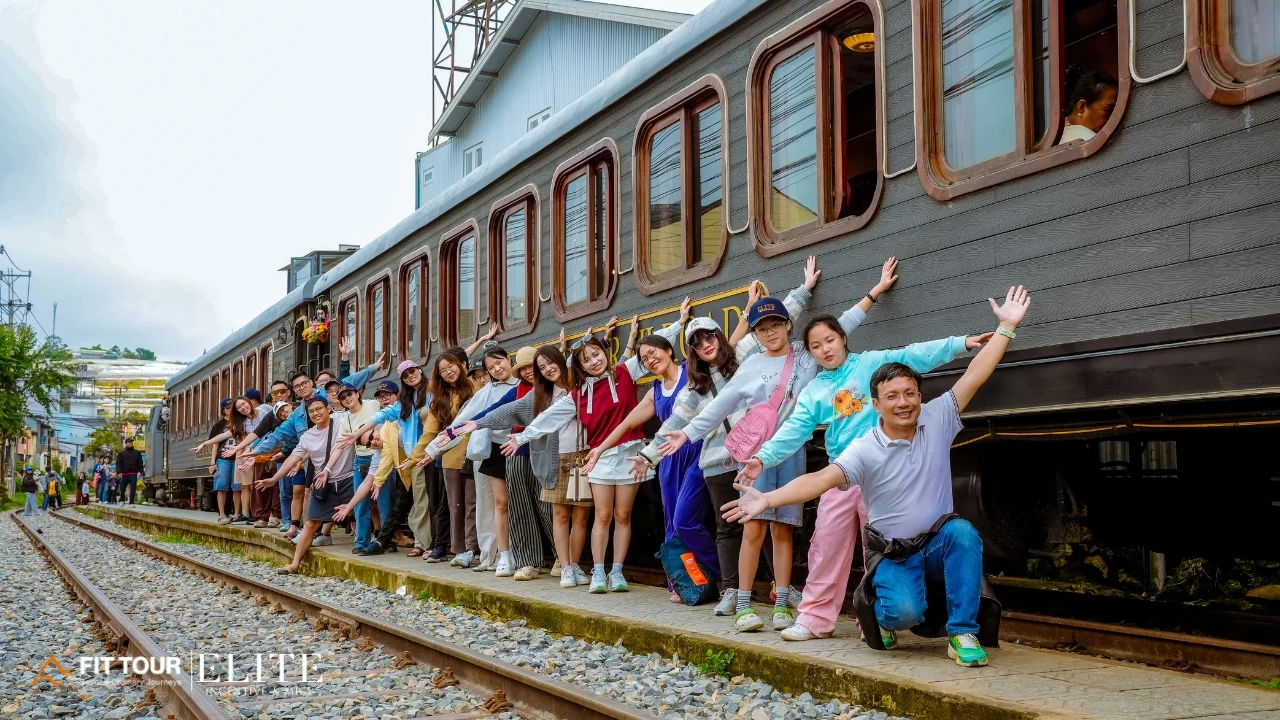 Khoảnh khắc thảnh thơi ngắm cảnh trên toa tàu gỗ Đà Lạt