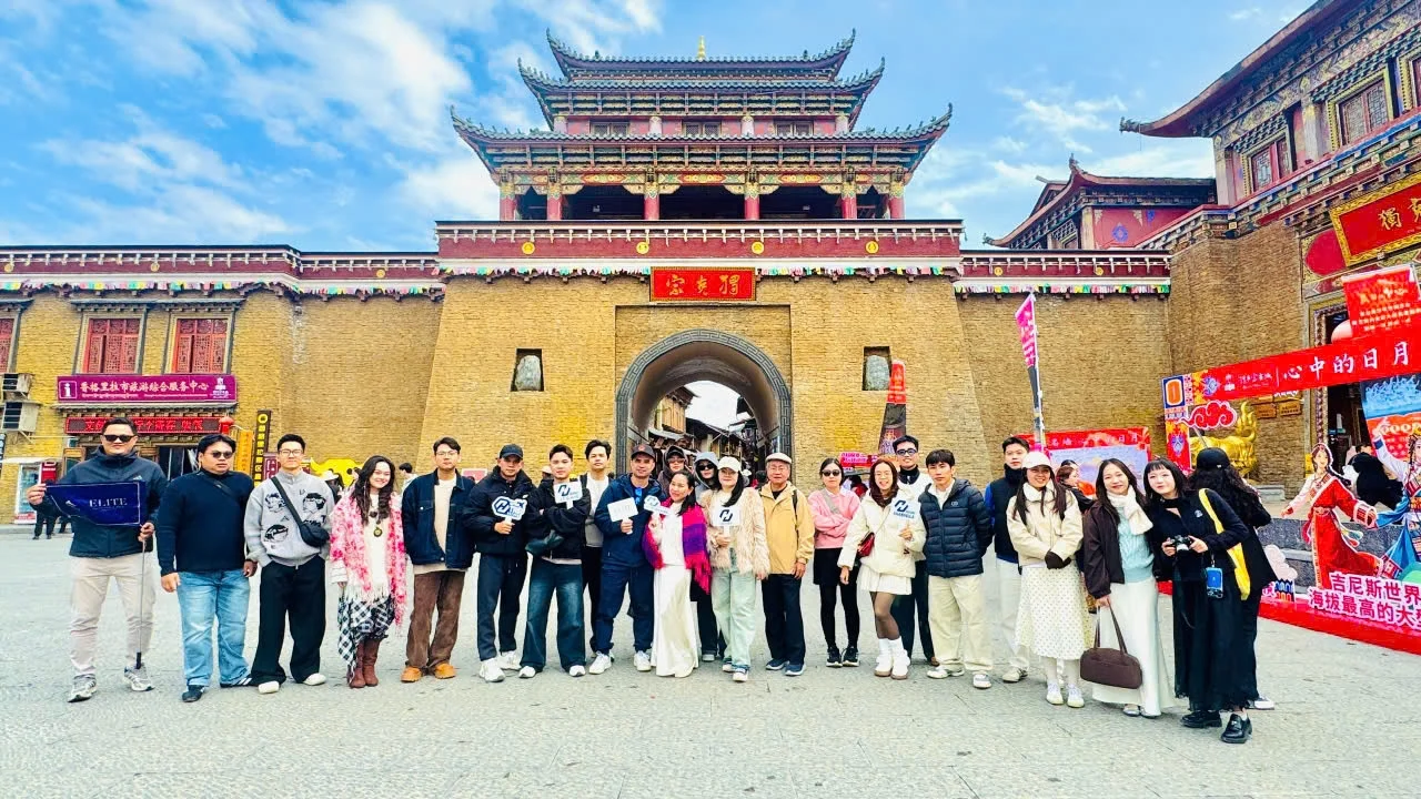 Đoàn CG RECORD tham quan thành cổ Lệ Giang