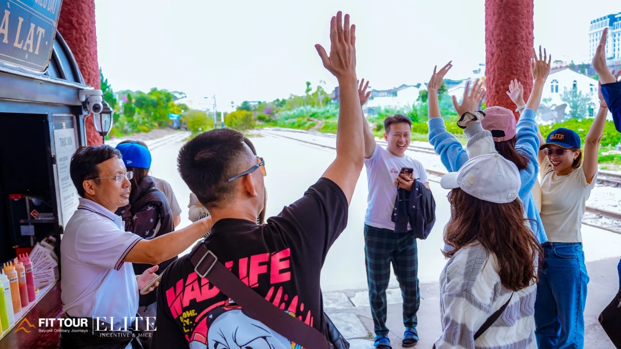 Các thành viên DIMAC vui vẻ trải nghiệm tại sân ga