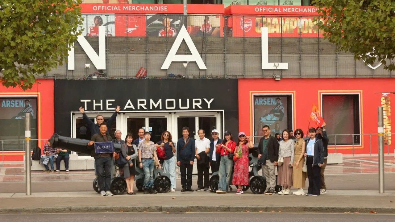 Đoàn chụp ảnh lưu niệm tại CLB Arsenal London