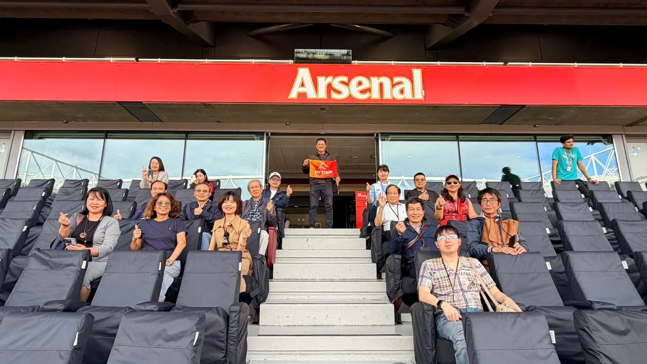 Đoàn check-in khán đài sân vận động Emirates Arsenal