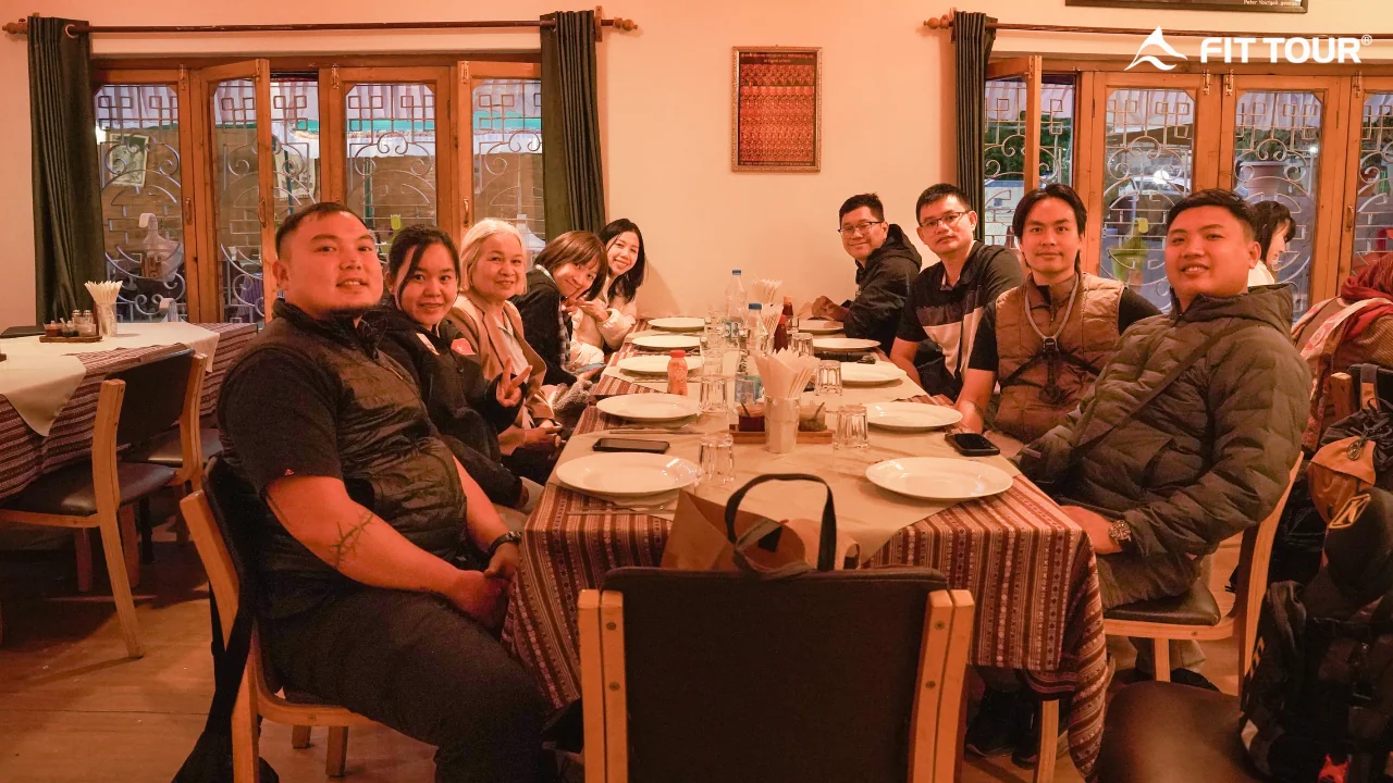 Đoàn du khách FIT Tour thưởng thức bữa tối ấm cúng tại nhà hàng The Tibetan Kitchen Leh Ladakh