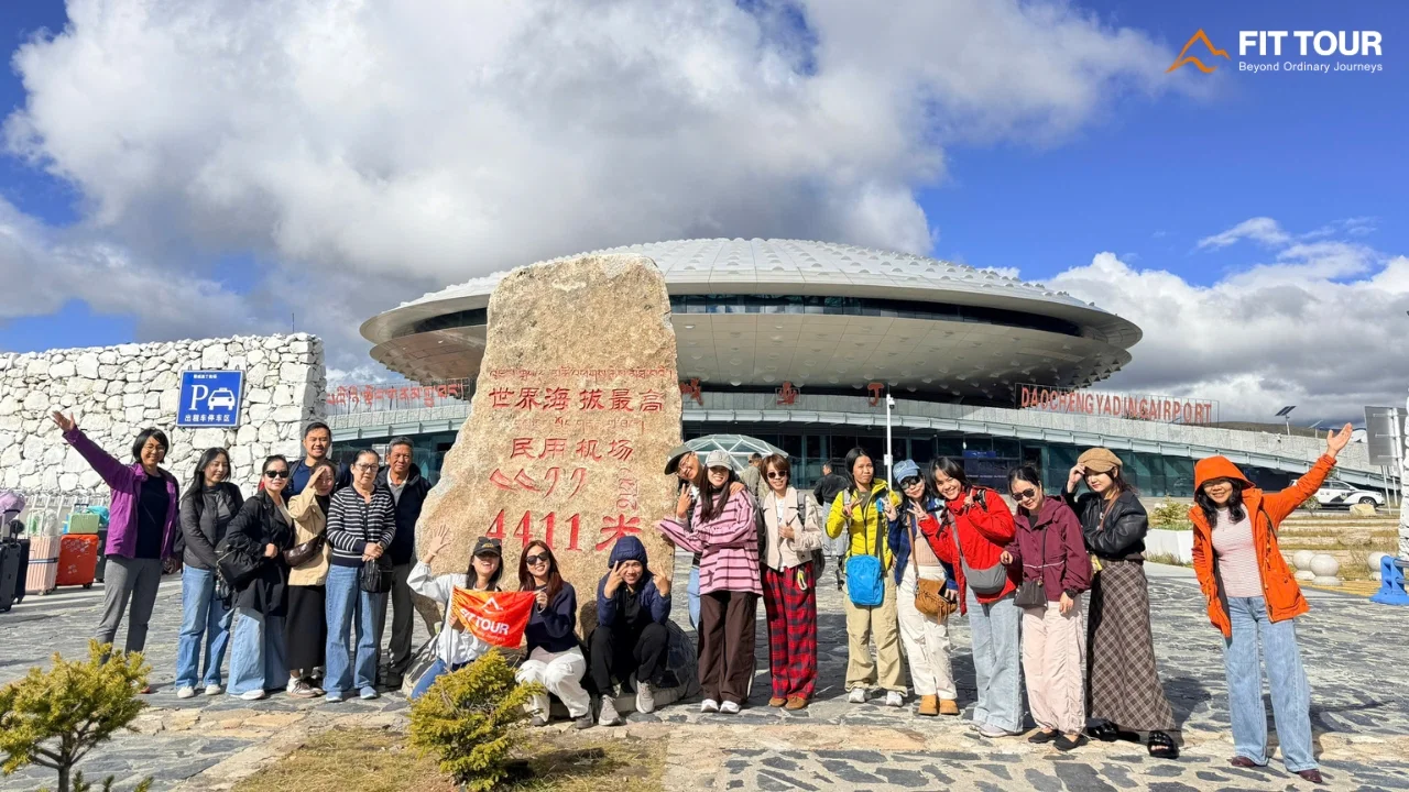 Đoàn du khách FIT TOUR check-in tại bia sân bay Daocheng Yading 4411m