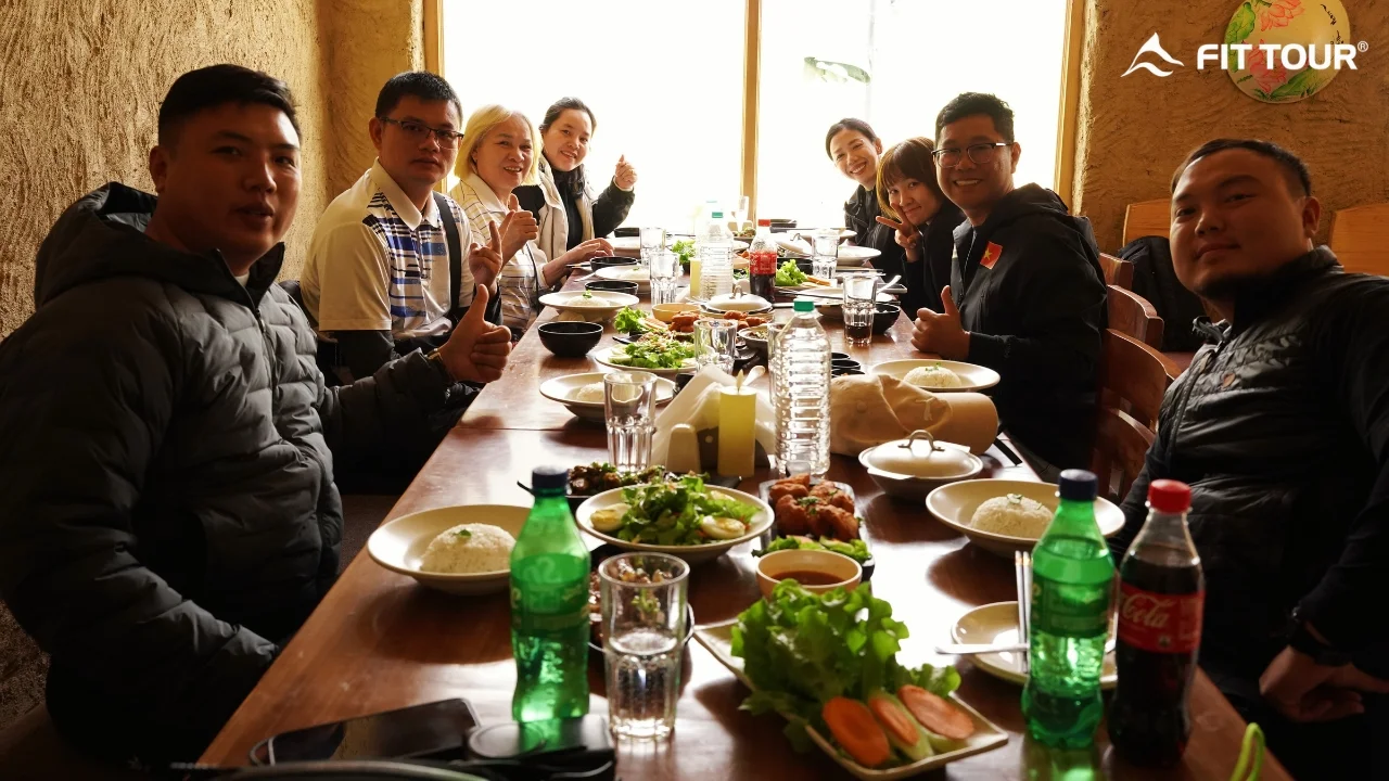 Đoàn khách FIT TOUR dùng bữa trưa tại nhà hàng Saigon BBQ Hotpot ở Leh Ladakh