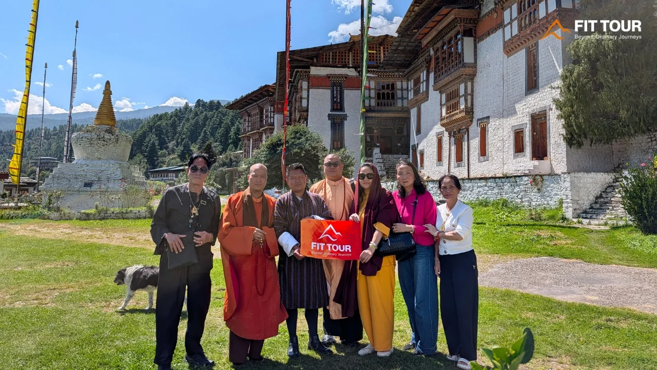 Đoàn du khách FIT TOUR trải nghiệm thực tế và lưu niệm tại Kurjey Lhakhang Bumthang Bhutan