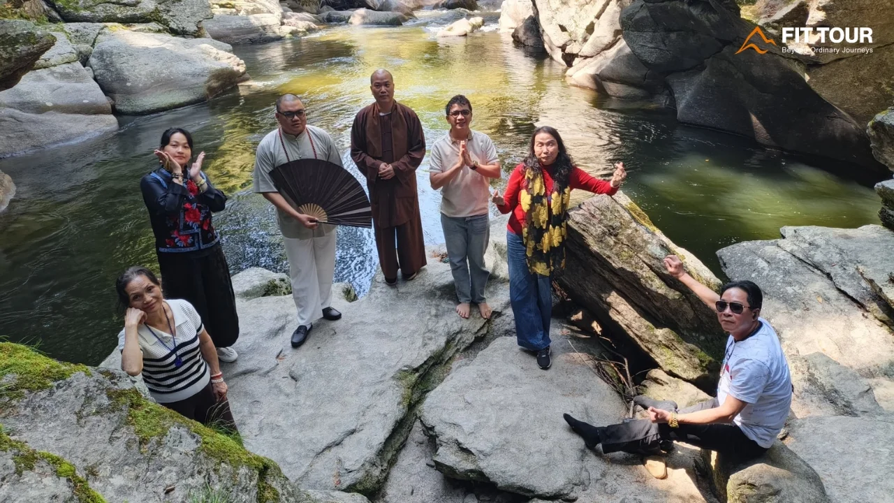 Đoàn khách FIT TOUR lắng nghe chia sẻ về văn hóa và lịch sử bản địa tại Bumthang Bhutan