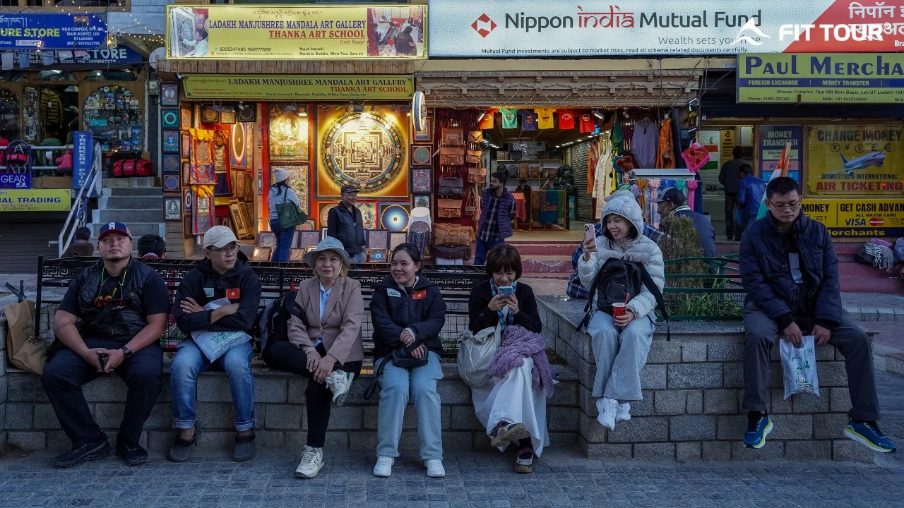 Đoàn khách FIT TOUR dạo chơi tại Main Bazaar Leh