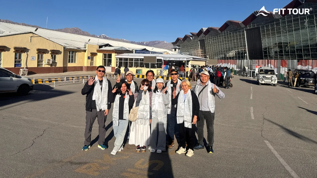 Đoàn FIT Tour tại sân bay Leh