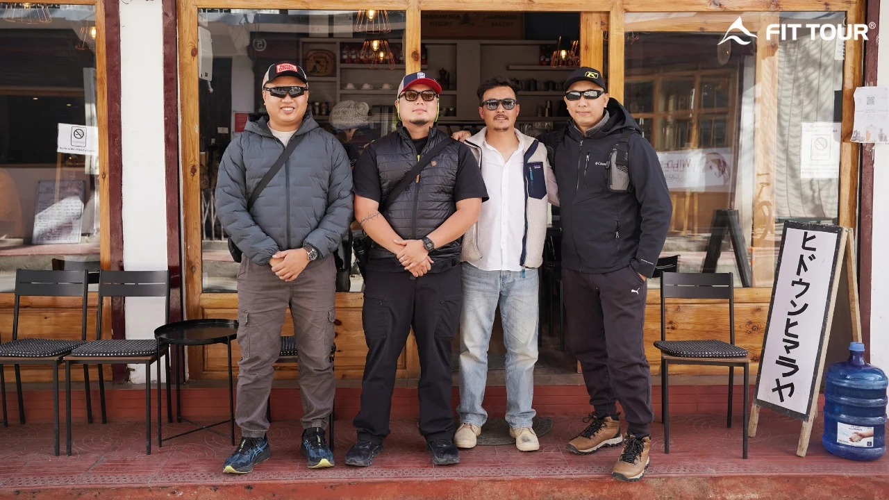 Đoàn Fit Tour trước quán cafe ở Leh
