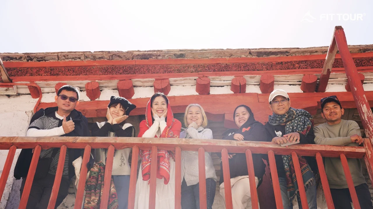 Đoàn khách tham quan tu viện Hemis
