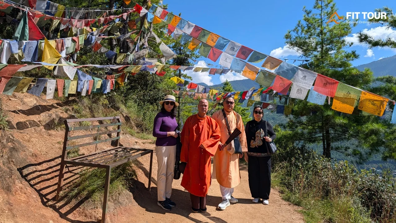 Du khách FIT TOUR trên cung đường đi bộ phủ cờ cầu nguyện đến Wangditse Lhakhang Bhutan