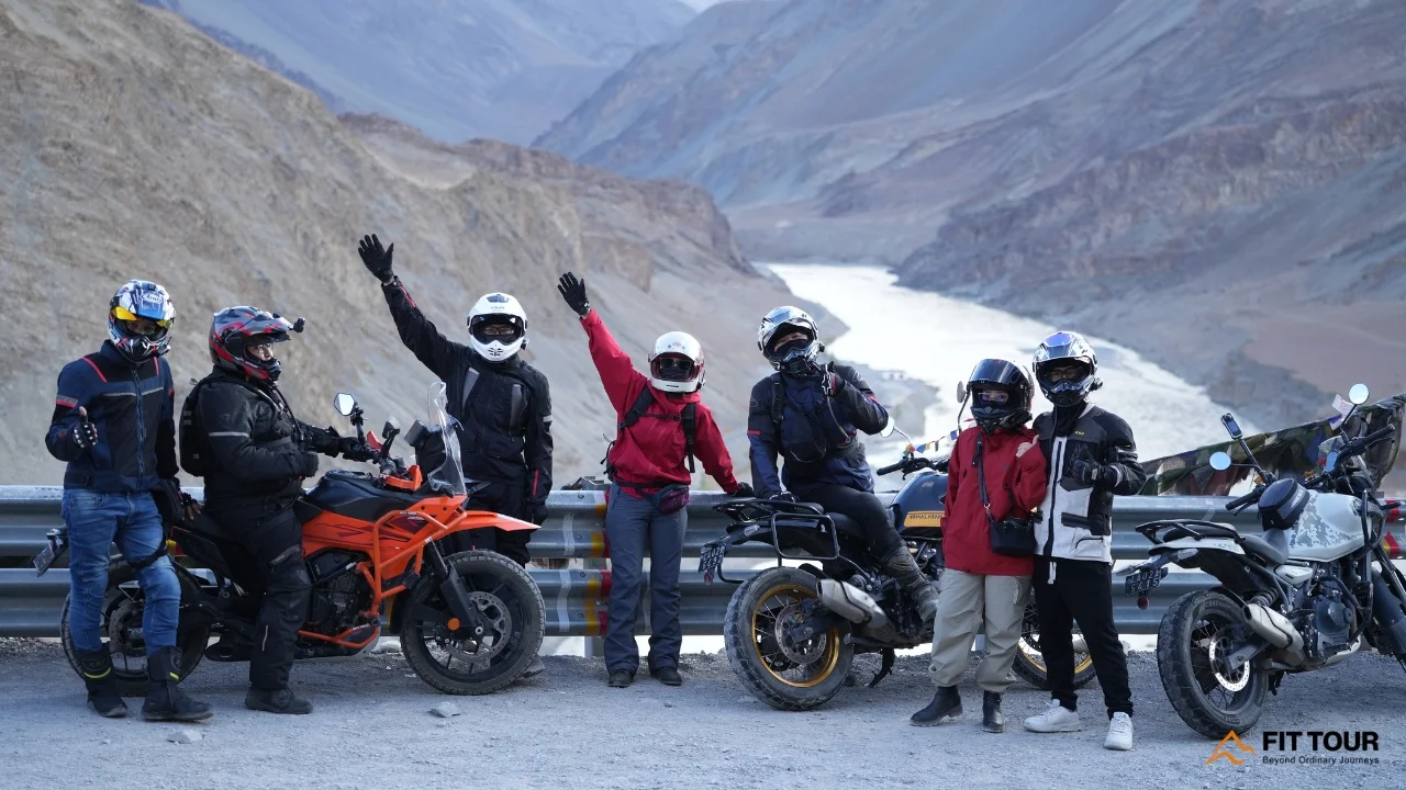 Toàn đoàn motor dừng chân ngắm điểm hợp lưu ngã ba sông Sangam tại Leh Ladakh