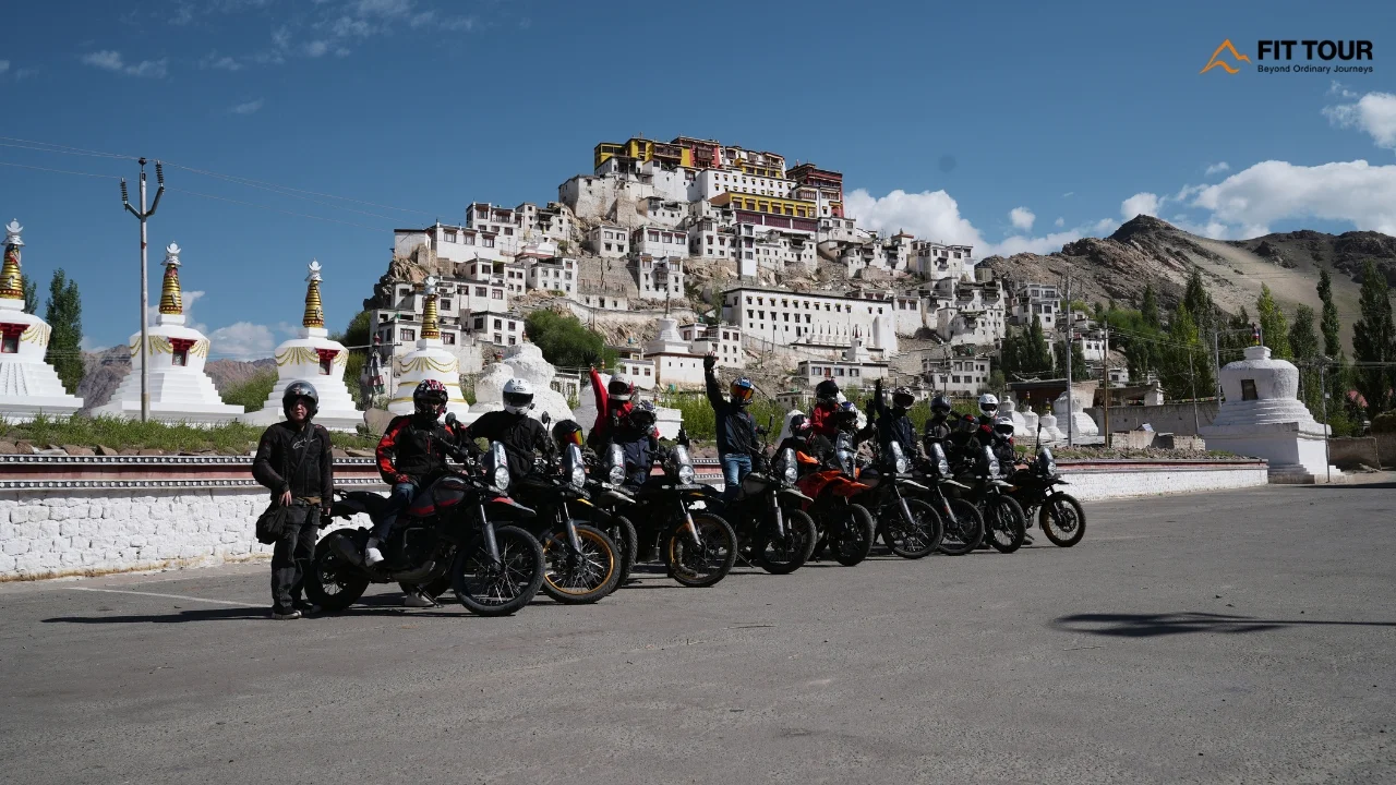 Đoàn Rider Motor Adventure xếp hàng ngay ngắn trước tu viện Thiksey Ladakh