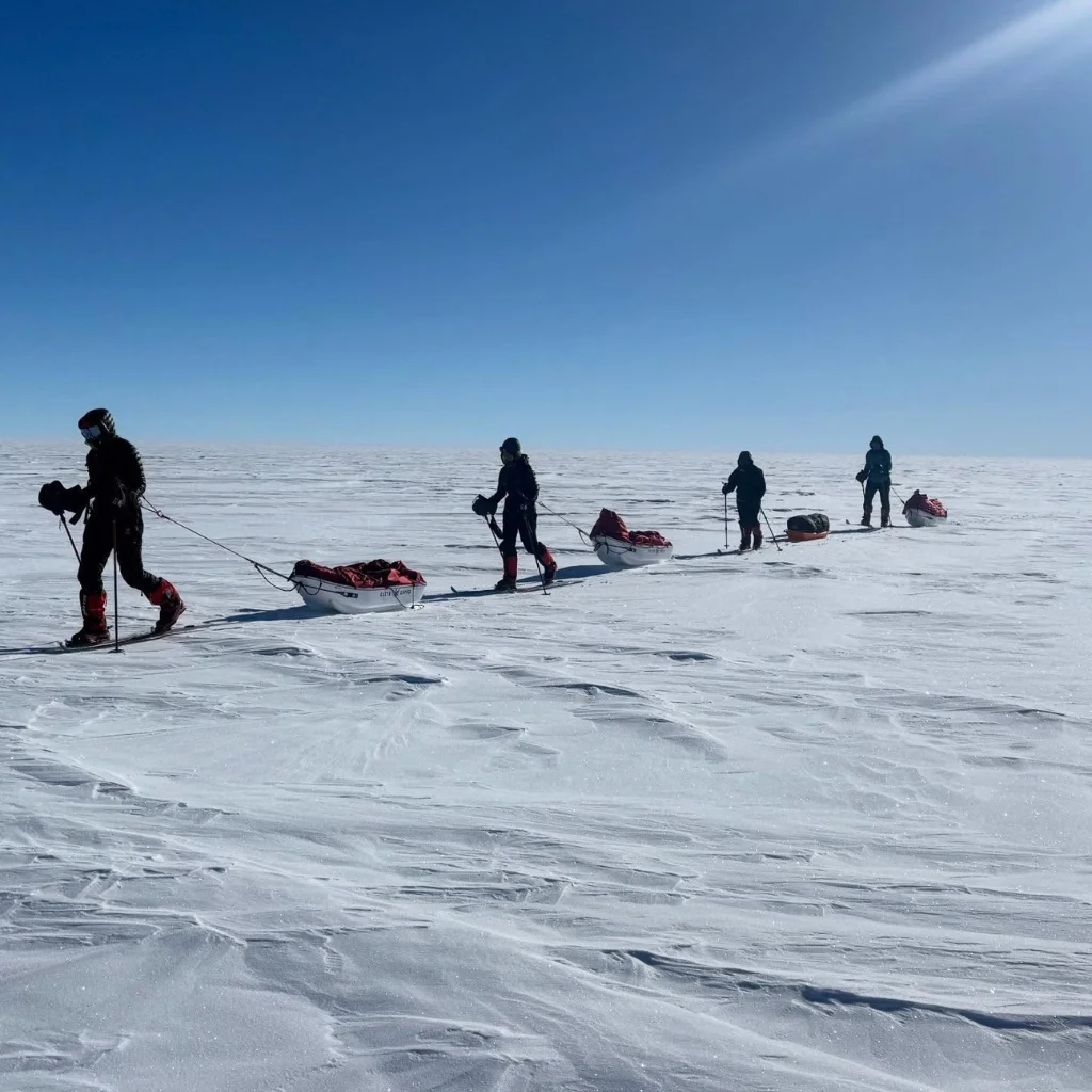 Nims Dai đang hướng dẫn đoàn thám hiểm chuẩn bị tại Base Camp