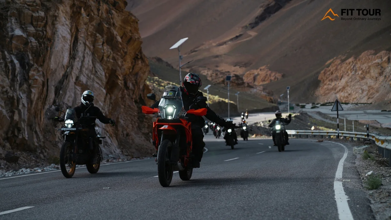 Đội hình motor adventure đổ đèo qua hẻm núi đá quanh co tại Ladakh