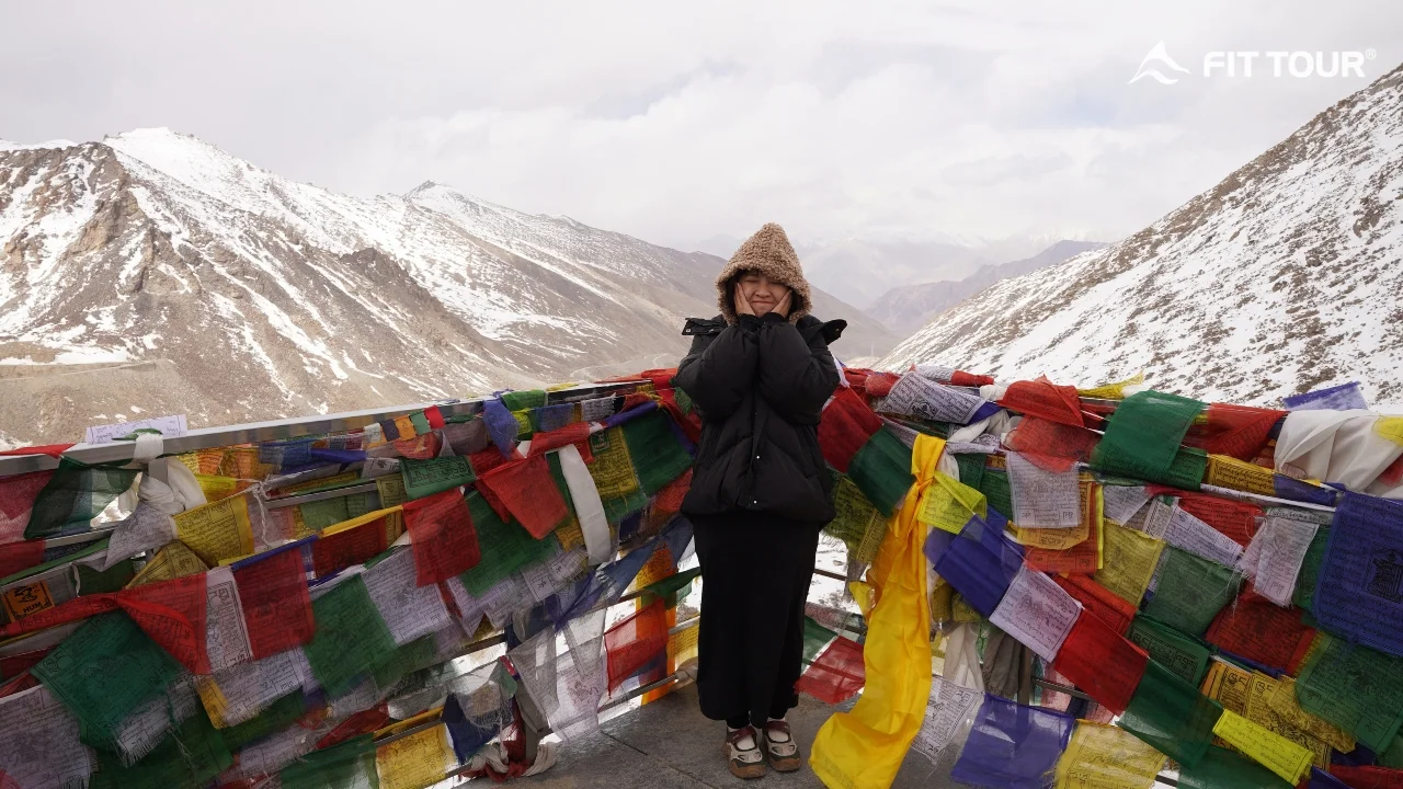 Du khách bên cờ cầu nguyện Khardungla