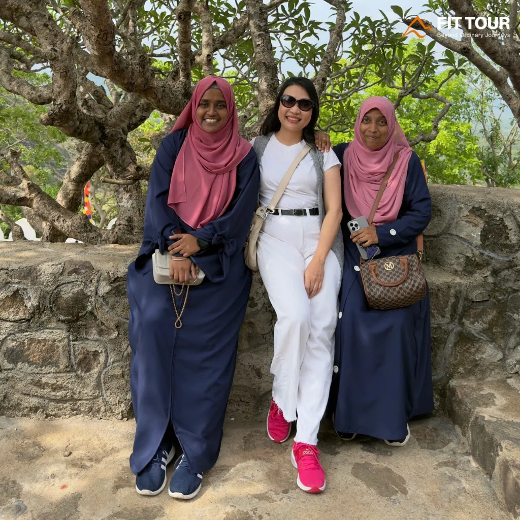 Du khách tham quan bên trong hang động Dambulla