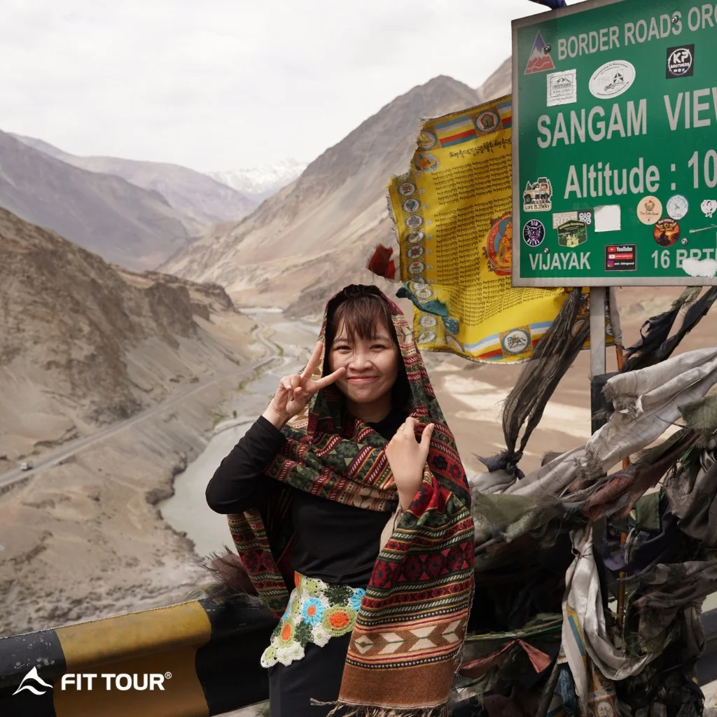 Du khách chụp ảnh tại Sangam view point Ladakh