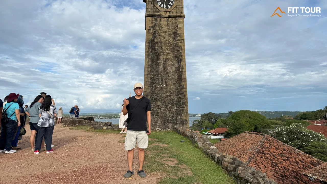 Du khách tản bộ và chụp ảnh lưu niệm dưới chân tháp đồng hồ Galle Fort phía cửa ngõ đất liền