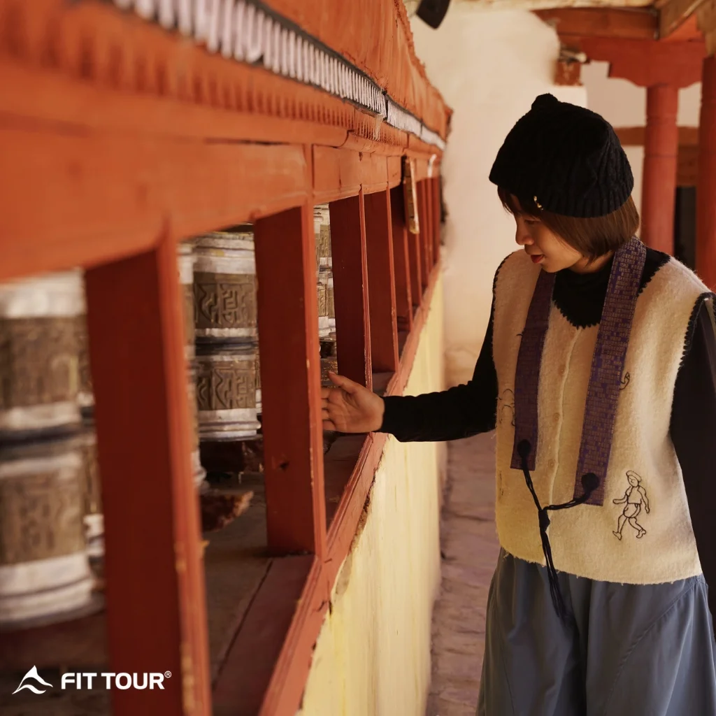 Du khách quay bánh xe cầu nguyện tại tu viện Hemis