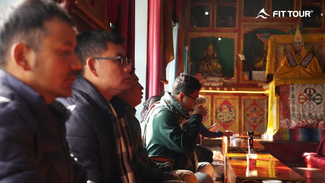 Du khách tham dự nghi thức trà bơ tại Diskit Monastery