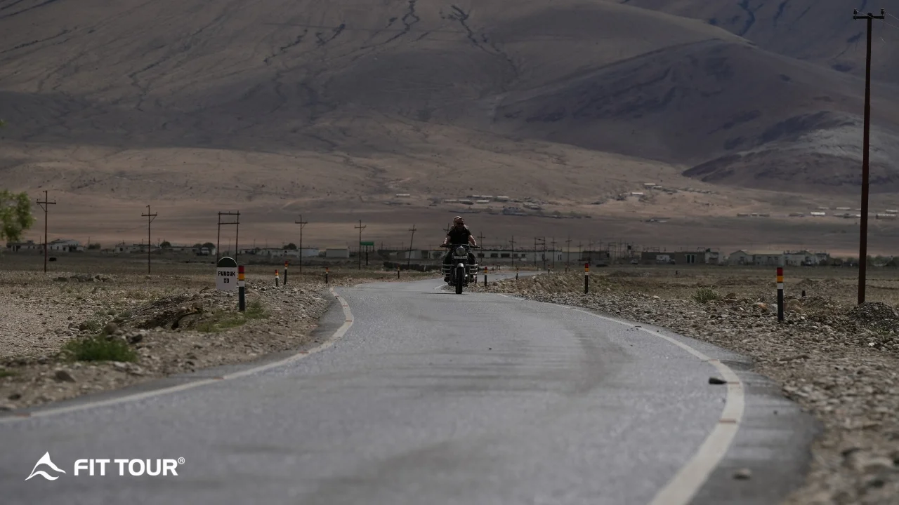 Trải nghiệm chạy xe máy dọc theo con đường dài vô tận tại Ladakh