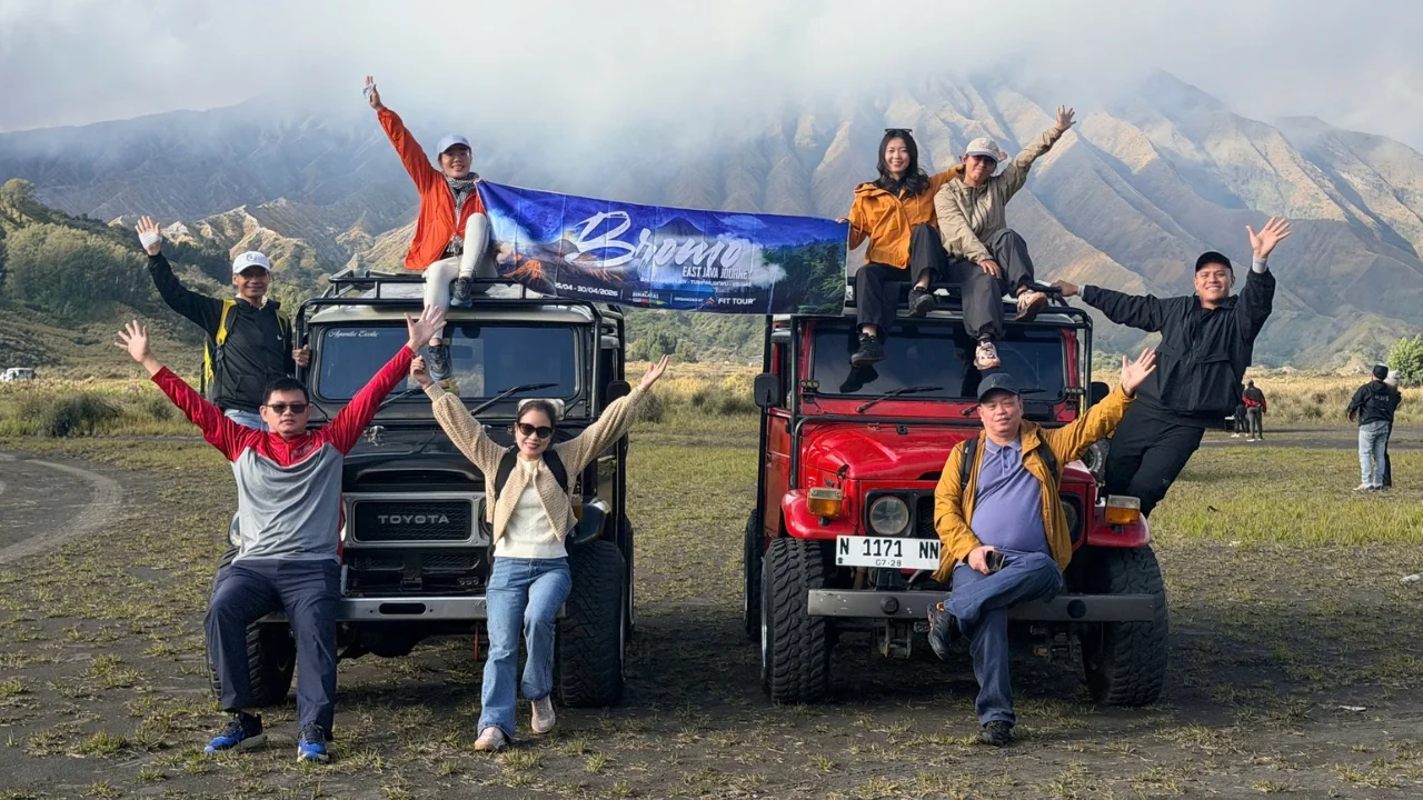 Xe Jeep đưa du khách vượt qua địa hình độc đáo tiến vào núi lửa Bromo
