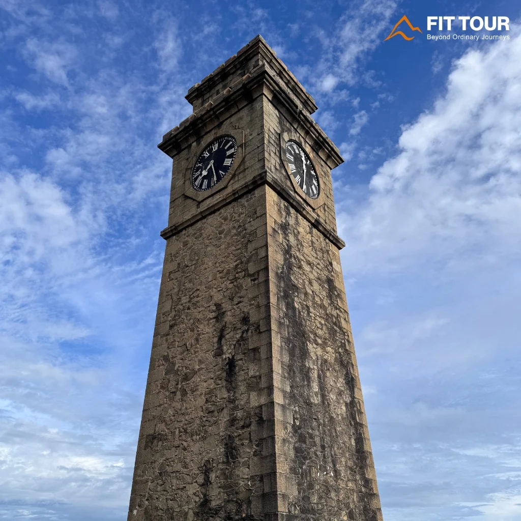 Tháp đồng hồ Galle Clock Tower góc cận cảnh nổi bật trên nền trời xanh trong vắt