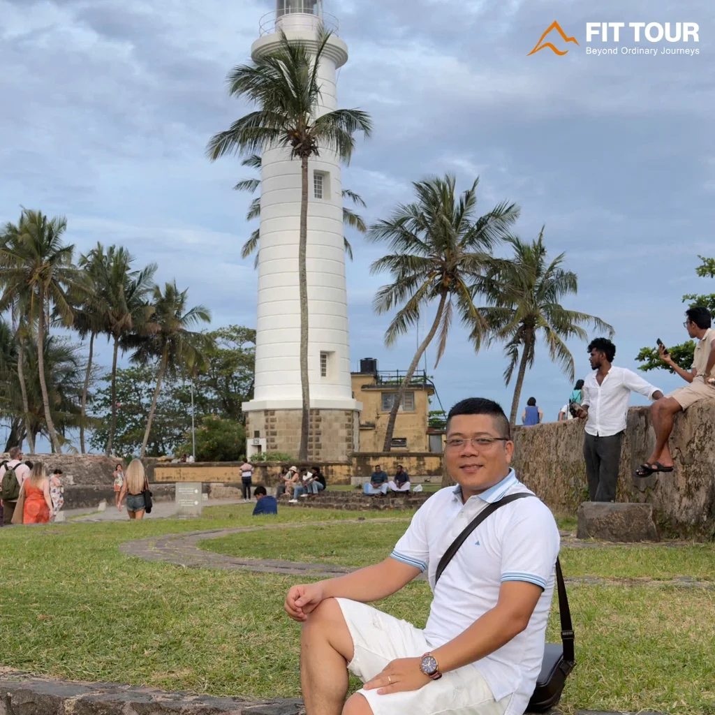 Ngọn hải đăng Galle Lighthouse trắng cổ kính bên rặng dừa trên bờ pháo đài Galle