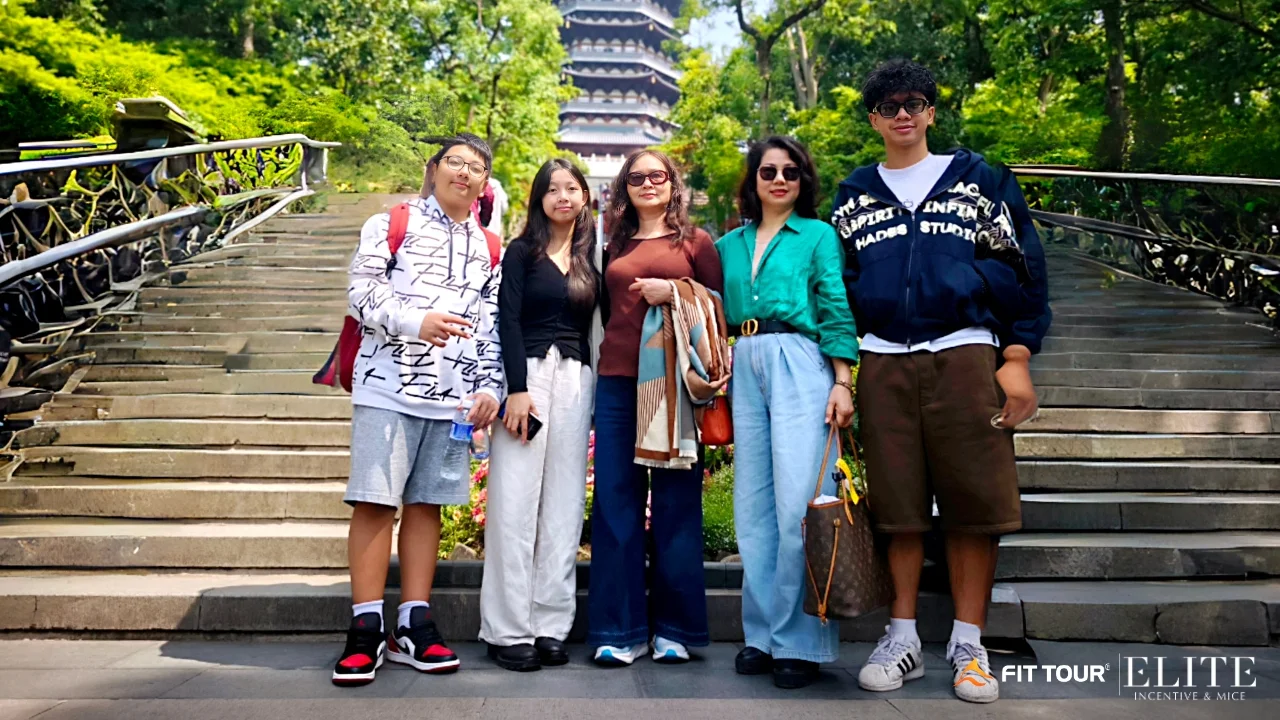 Gia đình khám phá Lôi Phong Tháp Hàng Châu