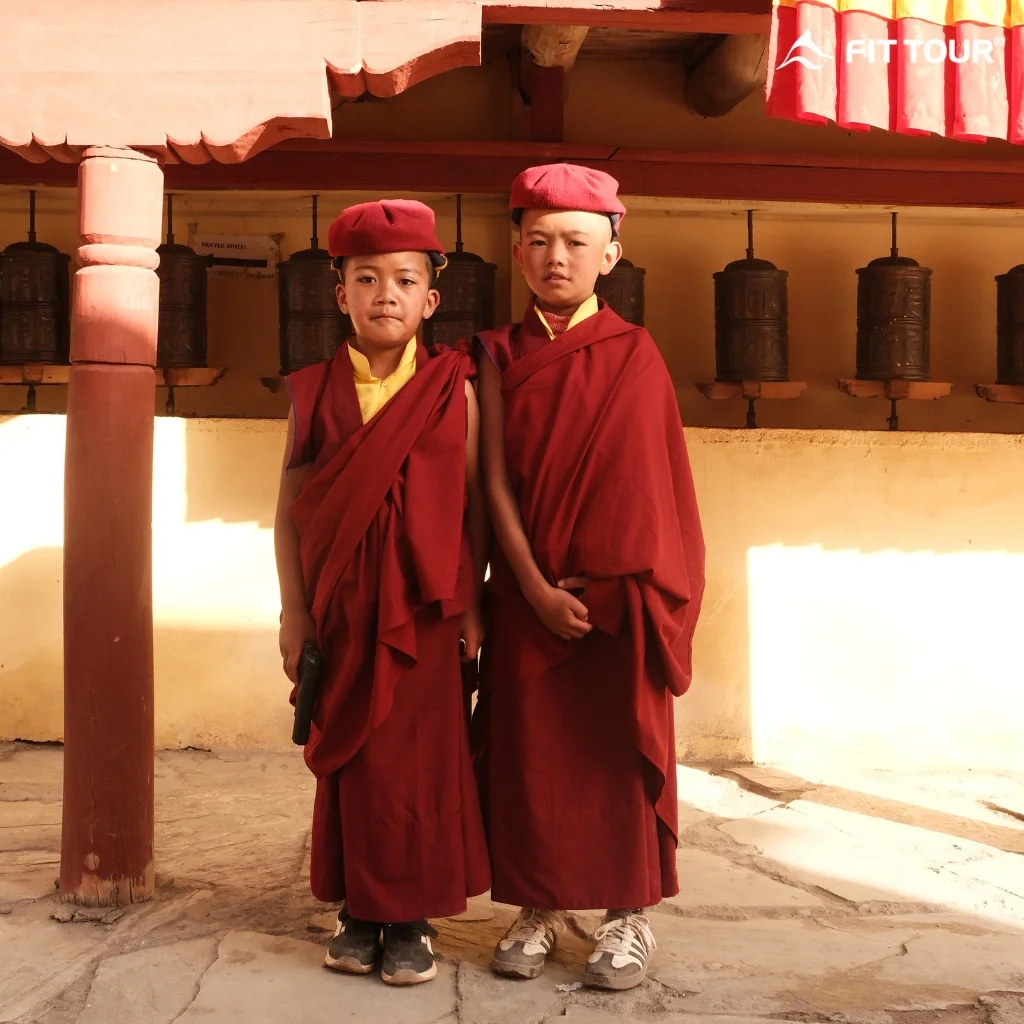 Nét mặt hồn nhiên của chú tiểu thổi tù và trong lễ hội truyền thống Hemis Ladakh